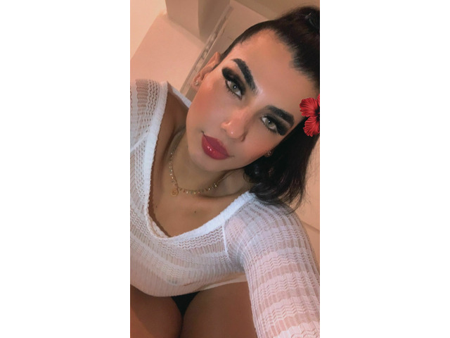 TRANS ARDIENTE Y FIESTERA, ¡DISPUESTA A TODO!