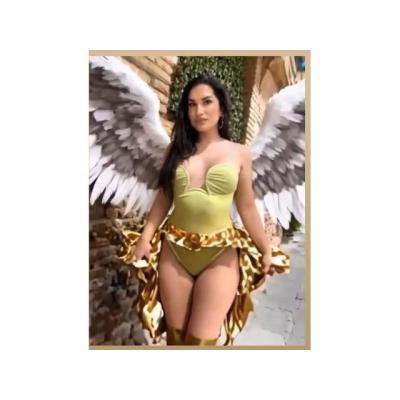 La morena vuelve, muy femenina