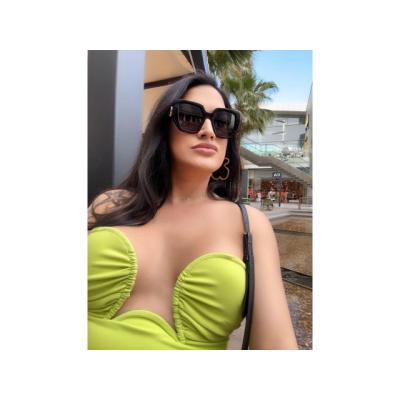 La morena vuelve, muy femenina