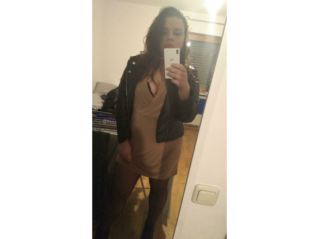 JOVEN GALLEGA SOLA EN CASA