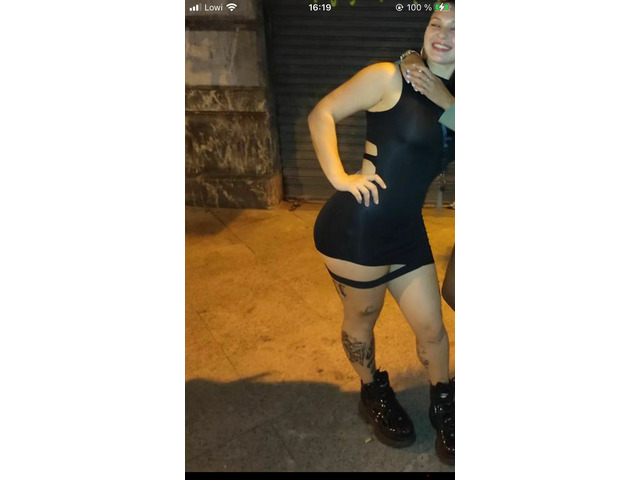 Chica no profesional con sitio
