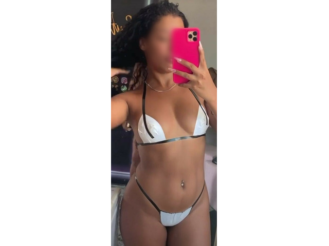 UNA MORENA PARTICULAR ESPERANDOTE CALIENTE