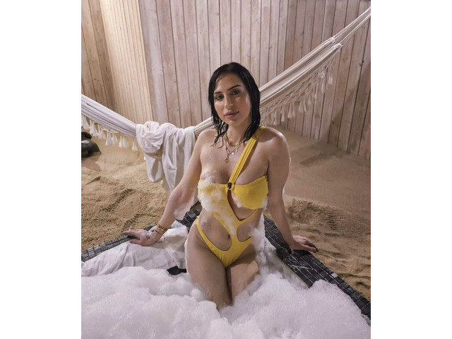 CHICA ENCANTADORA Y DIVERTIDA