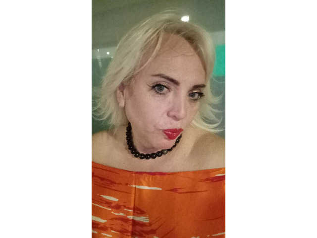 Trans rubia dotada
